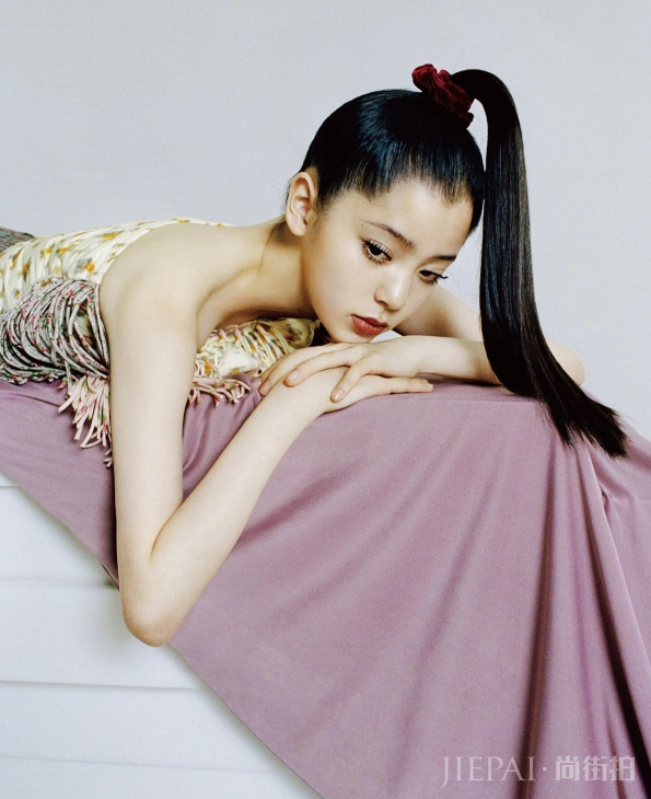 欧阳娜娜“眼屎妆”火了,女生很喜欢,直男却以为是“苍蝇腿”