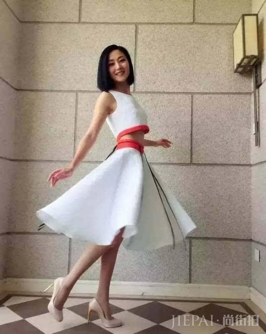 她是香港第一腿精，曾因事业比男友好而分手，如今49岁很幸福