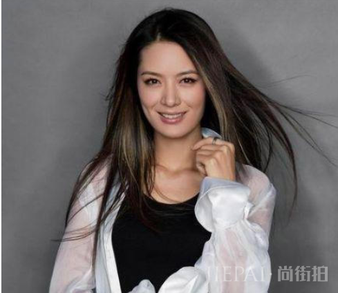 她是中国第一美女,与大15岁导演闪婚,被小三插足后种地为生