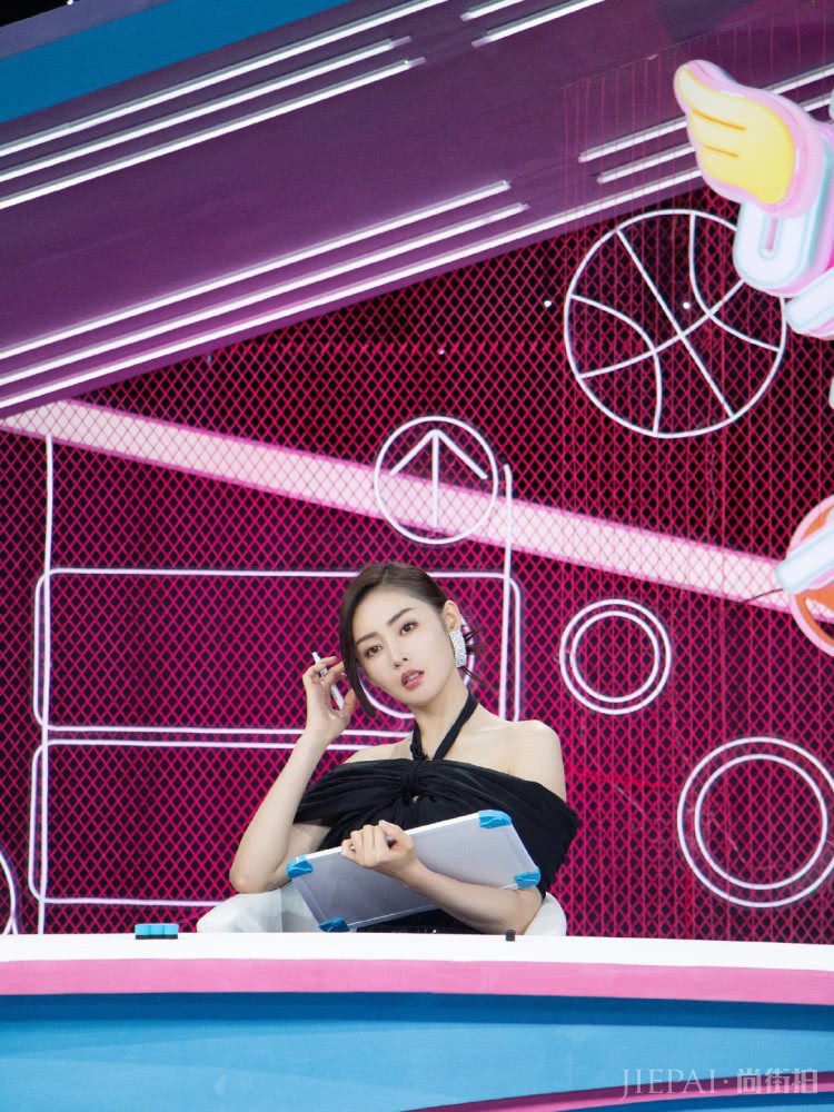 张天爱搭配一件黑色露肩上衣，换个发型太惊艳