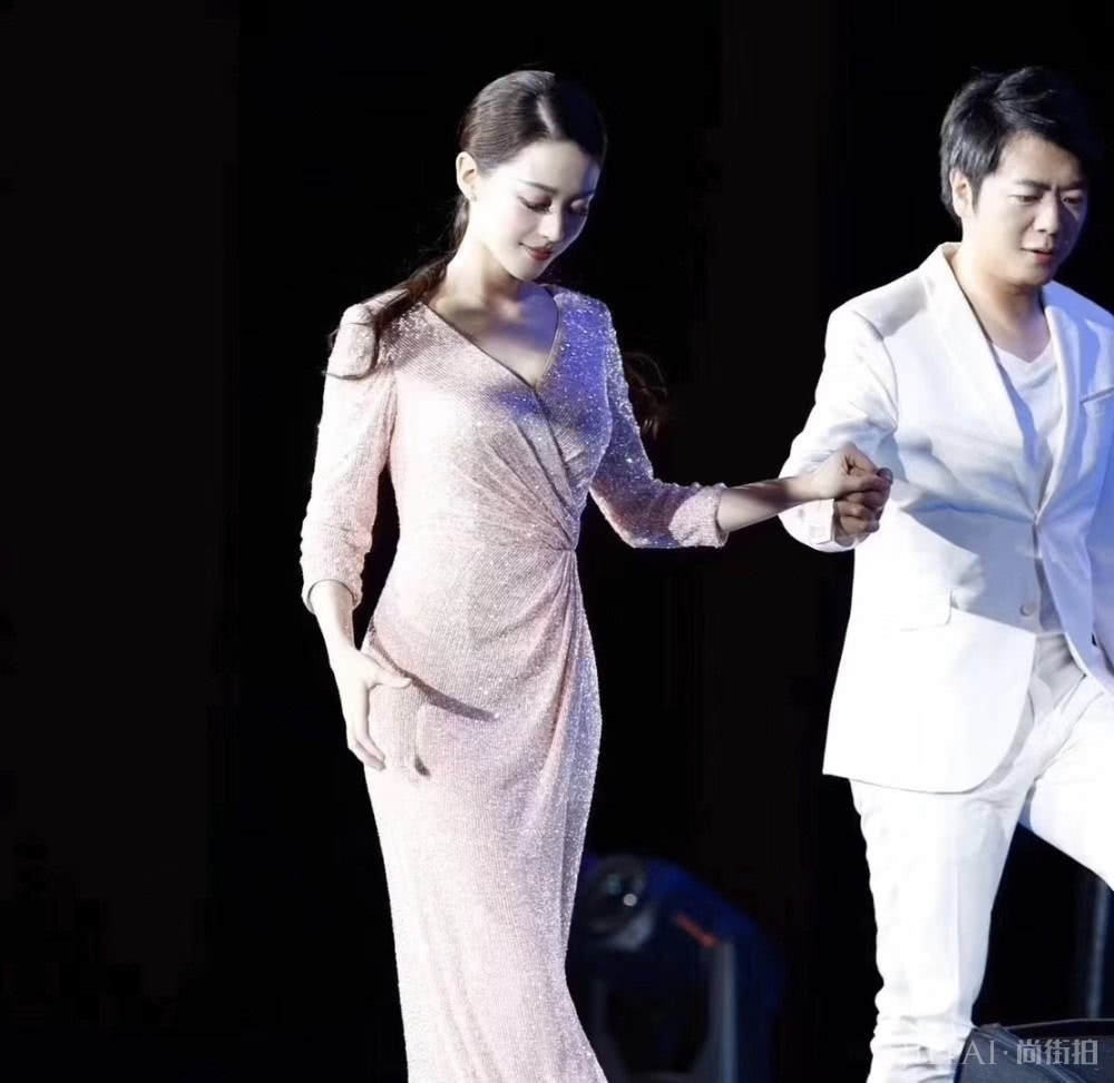 郎朗夫妇婚后录节目，吉娜T恤配牛仔裤接地气，抢着干活太宠老公