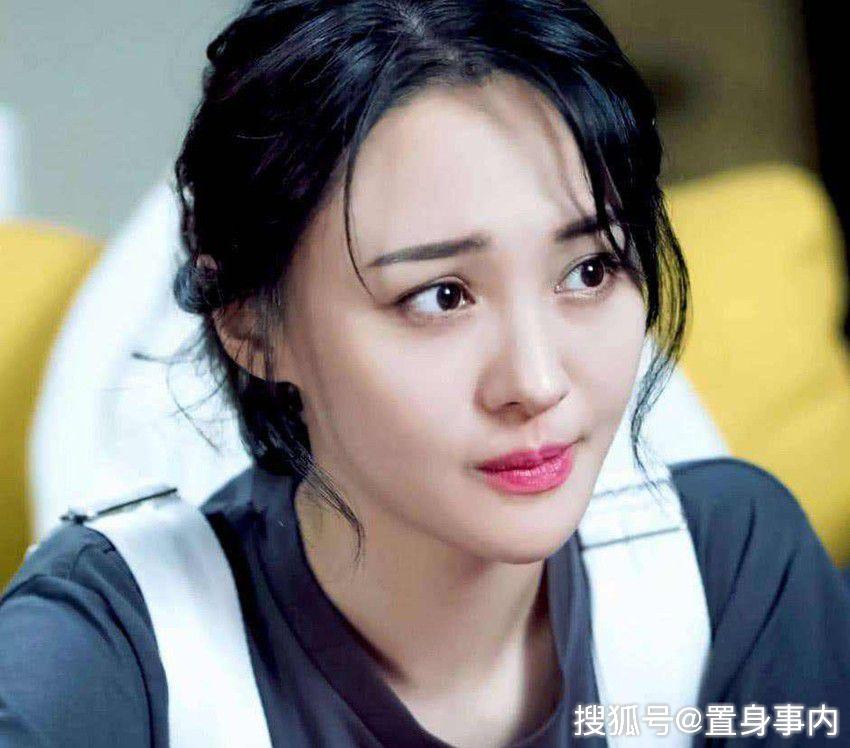 郑爽模样大变疑似整容,撞脸于小彤被嘲像网红,还是当年的她看好