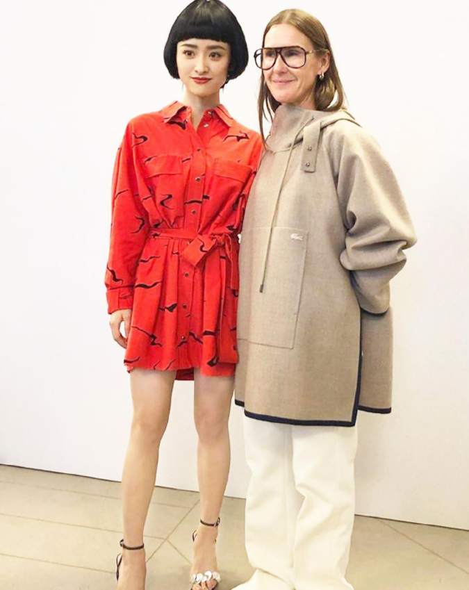 沈月穿搭换了风格，暗黑系妆容轻松驾驭