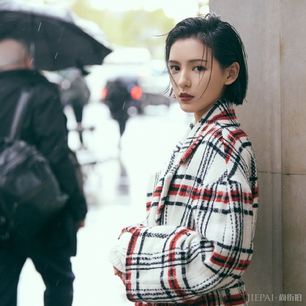 张予曦穿格纹呢子外套玩下衣失踪,配短发霸气十足