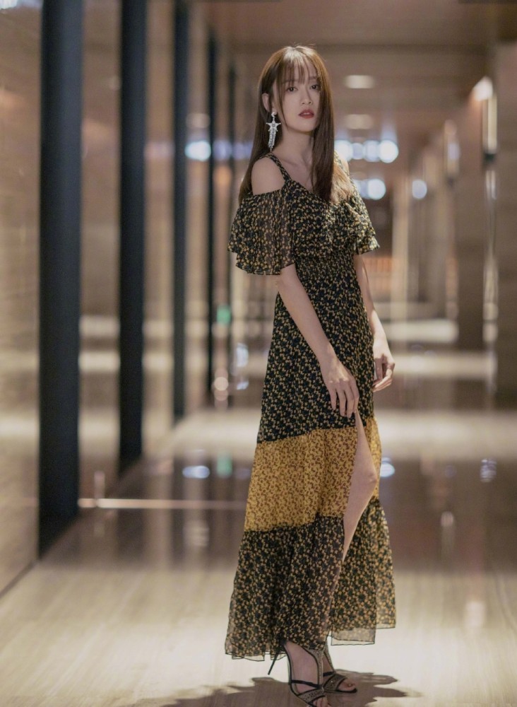 陈乔恩穿黄色衬衣配短裙,少女感十足