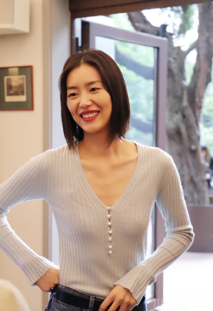 刘雯现身服装店打扮简单又性感，状态活泼比T台走秀还美