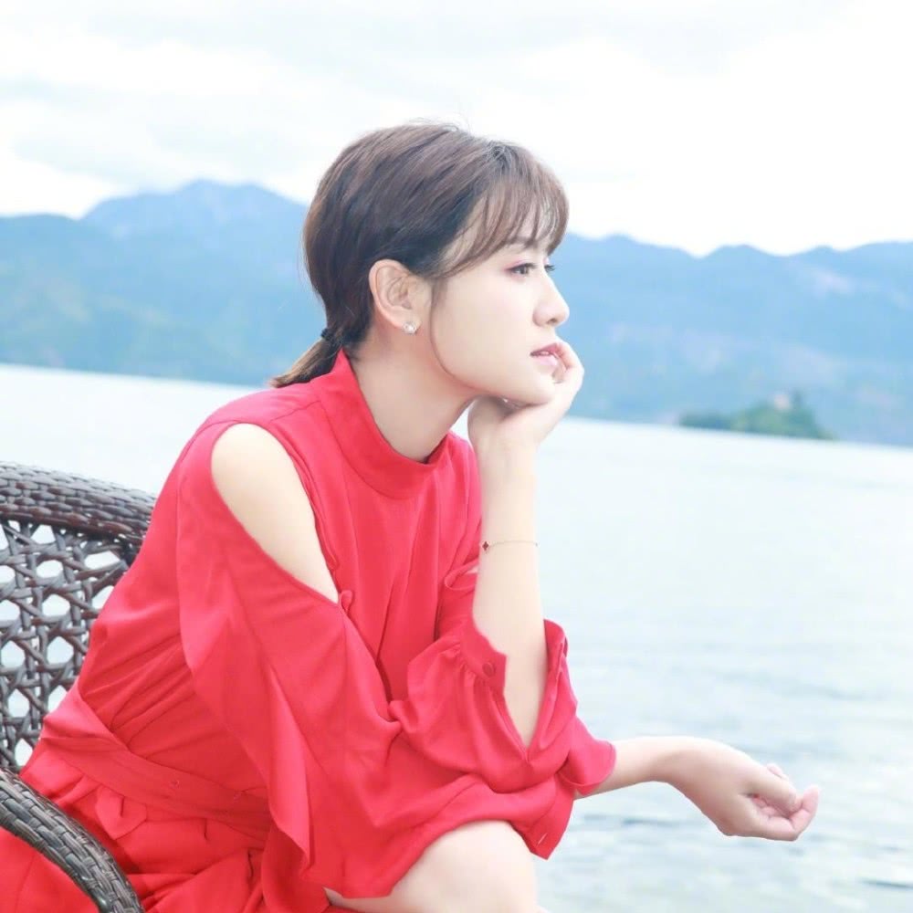 叶一茜穿红色荷叶边连衣裙,35岁了依旧少女感满满