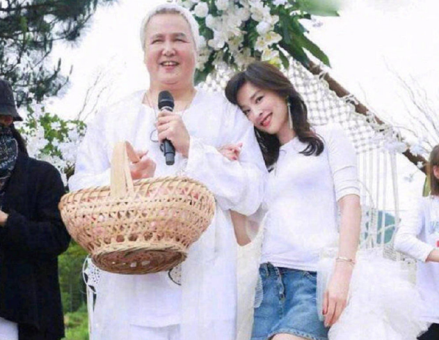 张庭老公年轻时是硬汉，近照曝光像大妈，夫妻俩互搂热舞场面太美