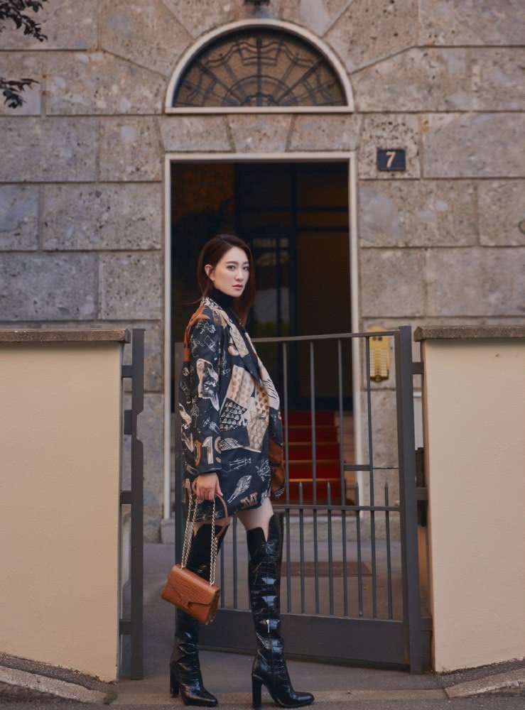 李小冉穿卫衣戴圆草帽,对着镜头甜笑美成初恋