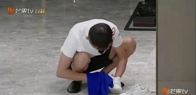 张天爱与哥哥过于亲密惹争议成年后,兄妹这样相处真的合适吗