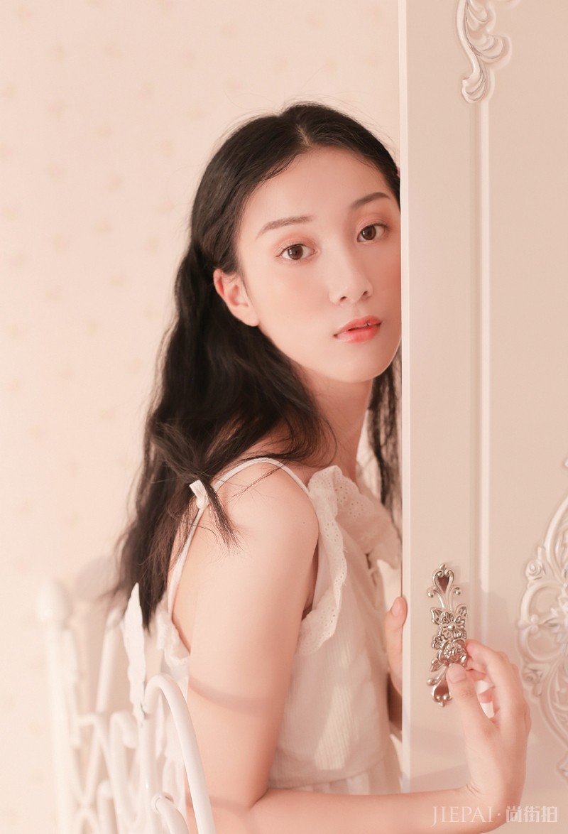 白嫩长发美女吊带裙性感写真图片