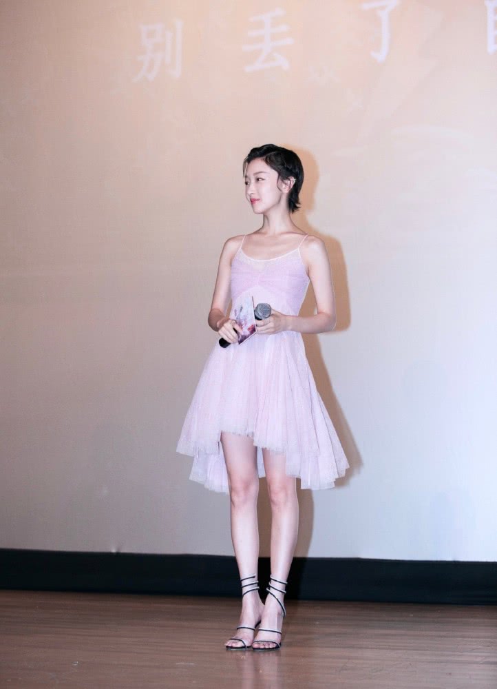 周冬雨穿1万6的风衣提1万5的包，似大佬出街超个性