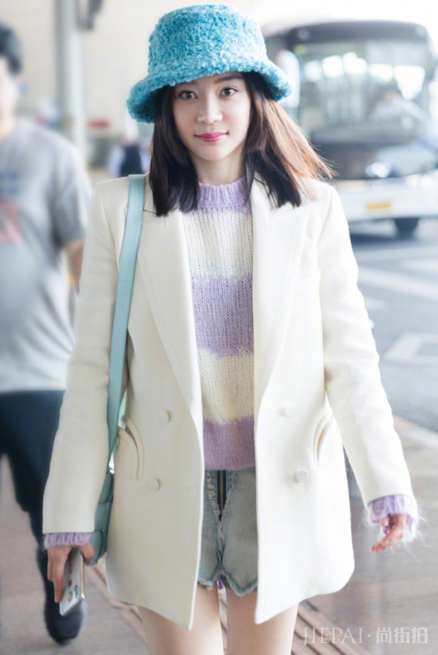 袁姗姗最新街拍照片,蓝色渔夫帽搭配白色西装有点甜哦