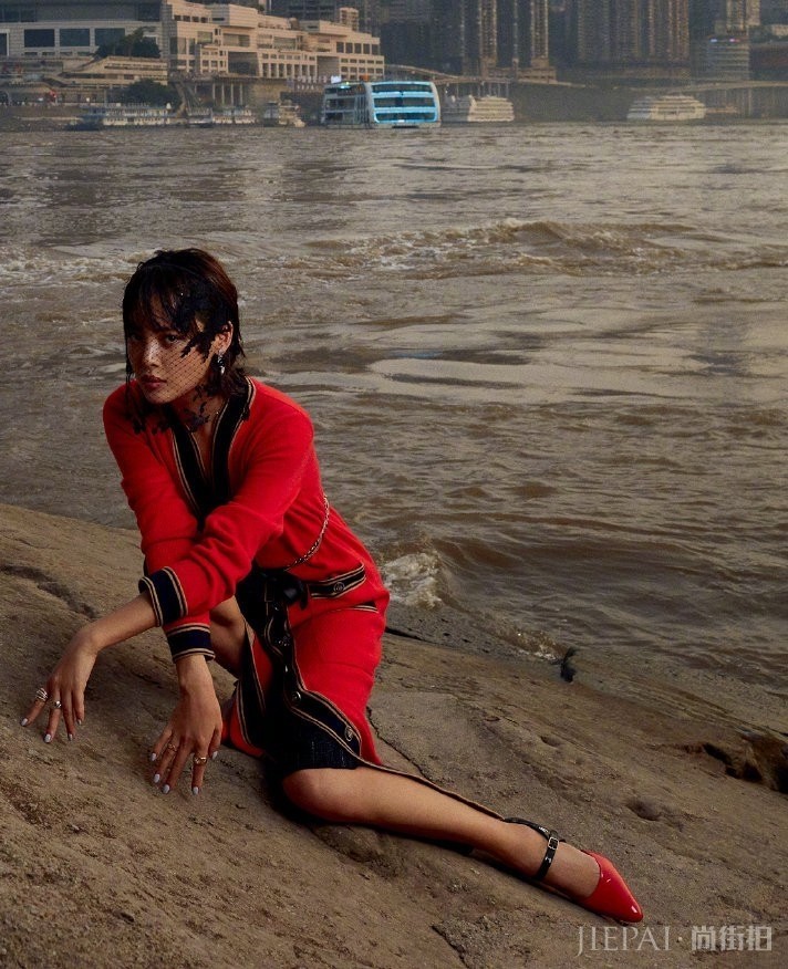 辛芷蕾写真照穿灯笼袖渐变色连衣裙，赤脚秀美腿吸睛十足