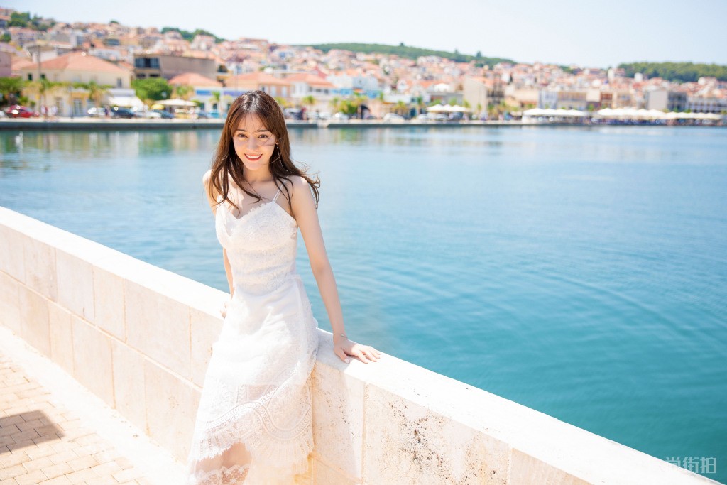 迪丽热巴街拍图片好奢侈，穿6650T恤配3万拼色半身裙，蚂蚁腰太惊艳