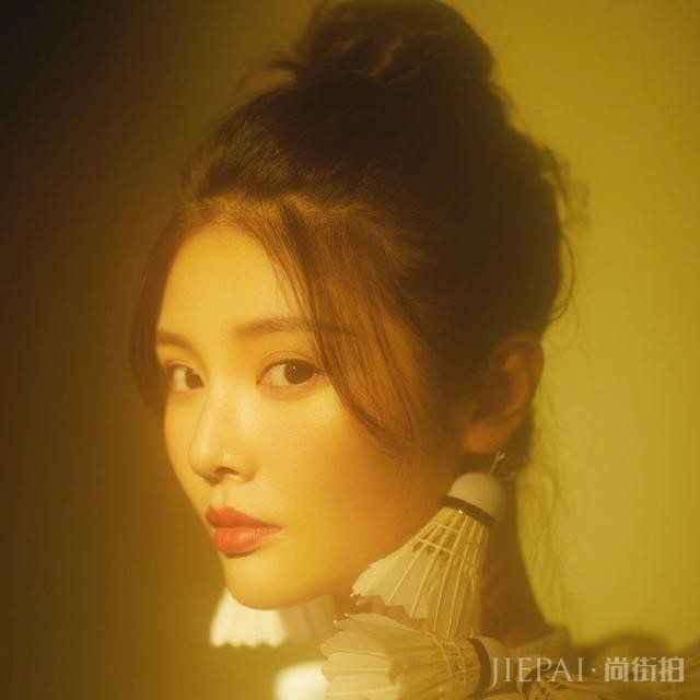 徐冬冬将羽毛球做成了耳环还披着身上 ,却着实好看