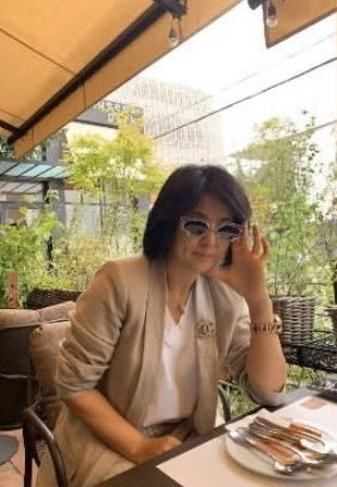 JENNIE妈穿雾霾蓝高领毛衣搭配牛仔蓝色阔腿裤，温暖又舒服