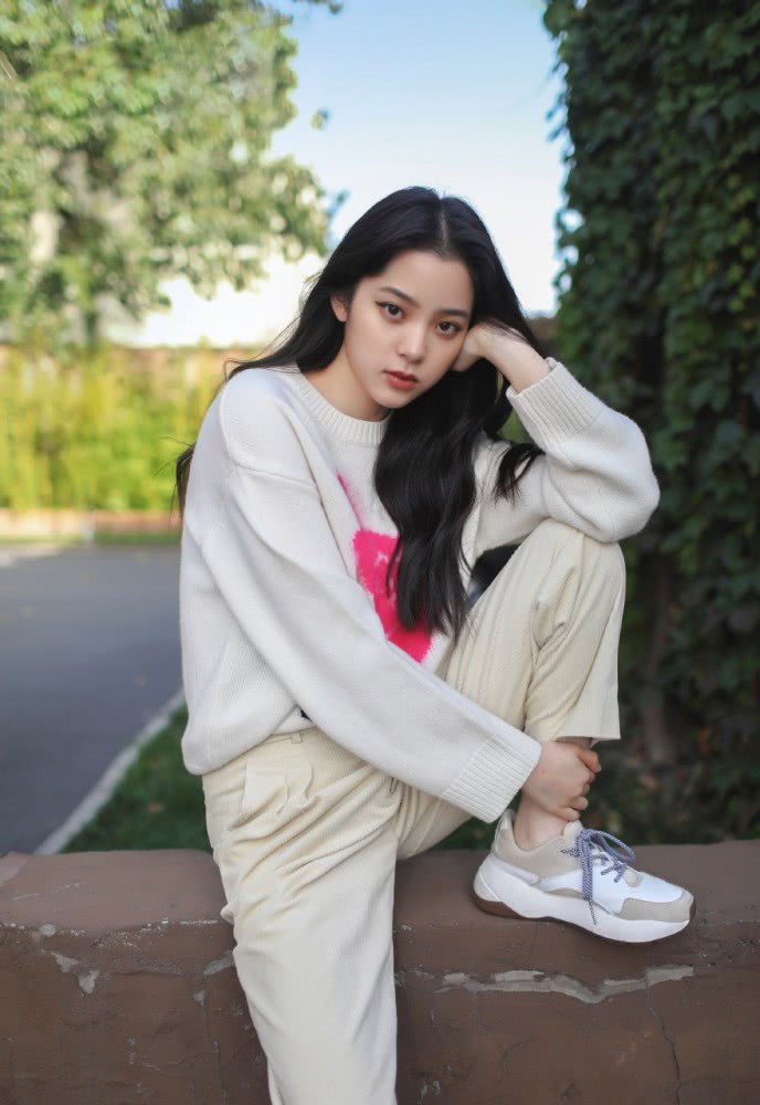 欧阳娜娜白色毛衣搭配裤子,少女感好极了
