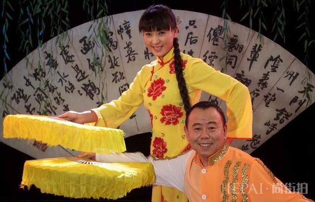 与潘长江搭档走红，和大10岁老公恩爱多年，继女和儿子关系密切