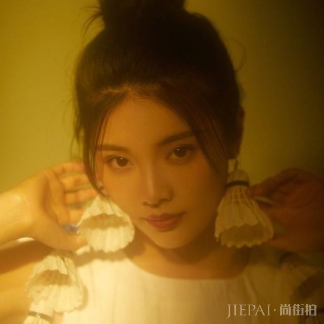 徐冬冬将羽毛球做成了耳环还披着身上 ,却着实好看