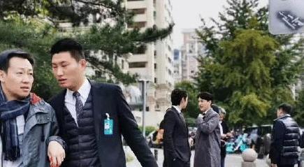 大咖出动现身北京街头，胡歌西装革履大长腿，靳东插兜宛如老干部