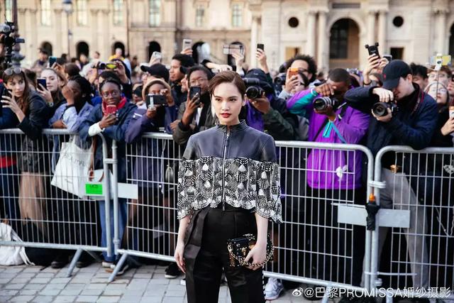 中国女星时装周外媒图：娜扎起痘痘，热巴像孕妇，她成全场最佳