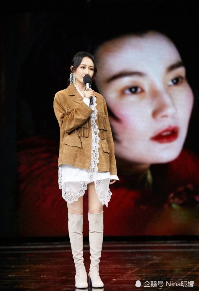 王鸥扎丸子头穿粉色比杨幂还嫩，37岁美过18岁小朋友