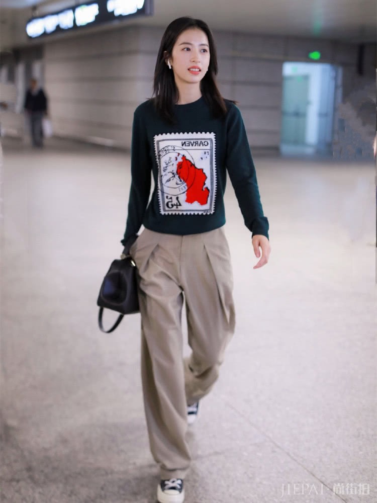 周雨彤阔腿裤搭配毛衣，腿长一样穿得惊艳