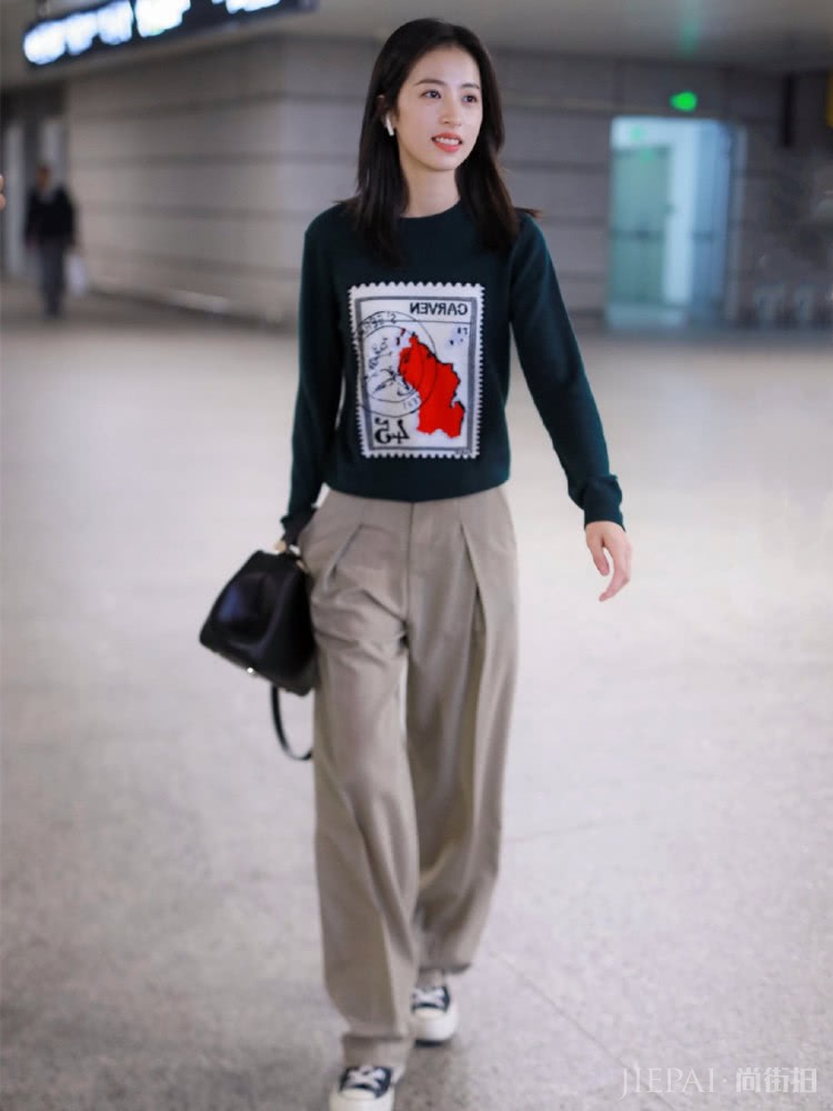 周雨彤阔腿裤搭配毛衣，腿长一样穿得惊艳