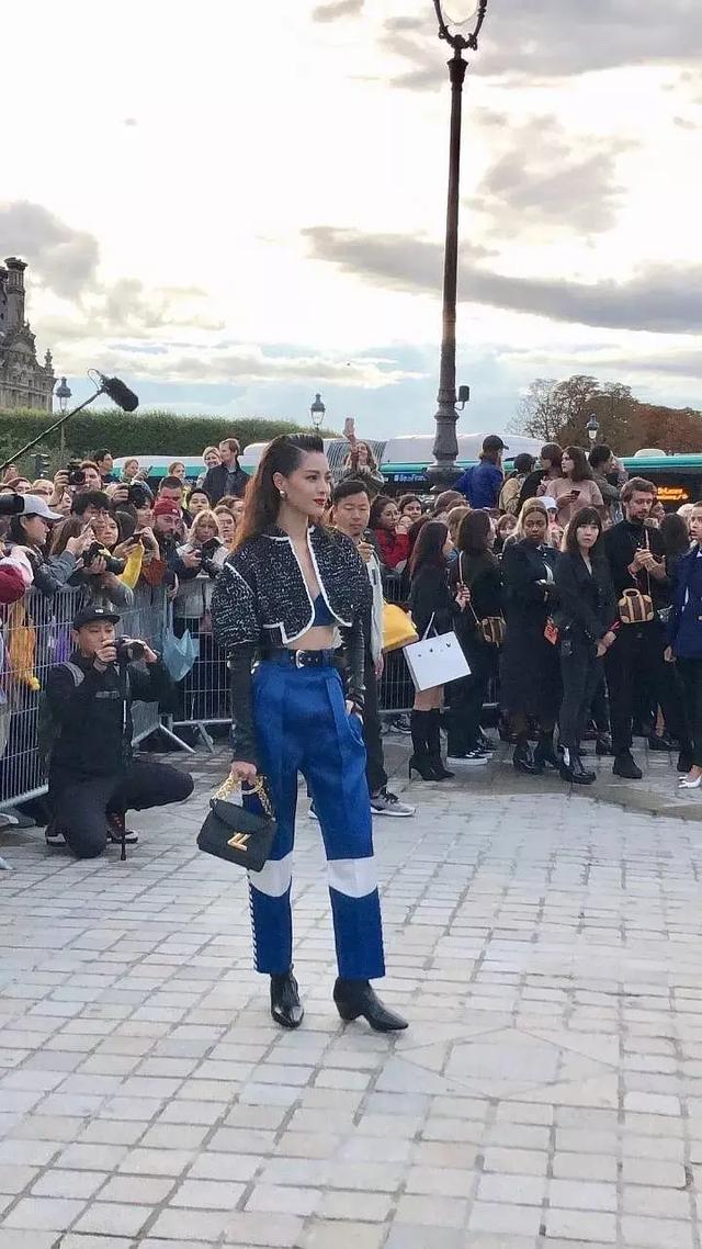 中国女星时装周外媒图：娜扎起痘痘，热巴像孕妇，她成全场最佳