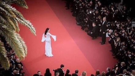 71岁老公把她宠上天!54岁巩俐甩开张艺谋阴霾,放飞自我变身小公主