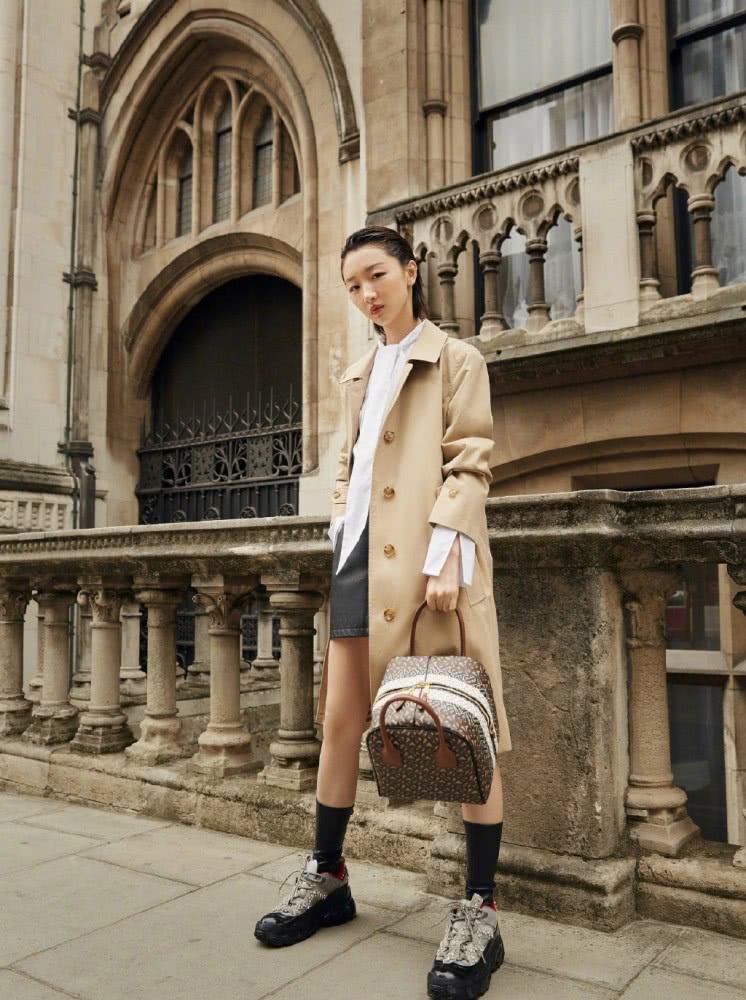 周冬雨穿1万6的风衣提1万5的包，似大佬出街超个性