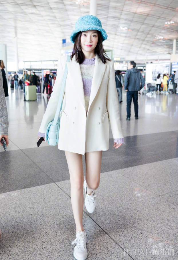 袁姗姗最新街拍照片,蓝色渔夫帽搭配白色西装有点甜哦