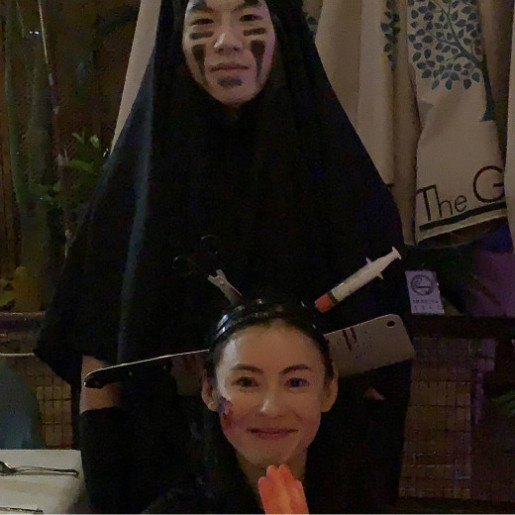 张柏芝晒万圣节装扮 与家人上演cos秀