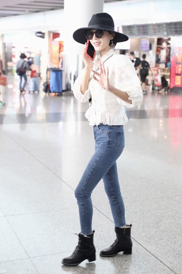 张予曦身穿泡泡袖衬衫头戴圆礼帽,到机场似走秀!