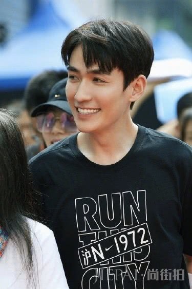 刘诗诗产后首穿短裙,配牛仔短发太少女,看完细腿我服气