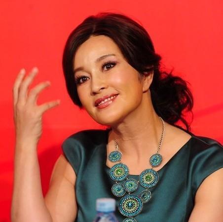 出道40年拿过5个影后，四婚嫁入豪门，如今63岁被宠成公主！