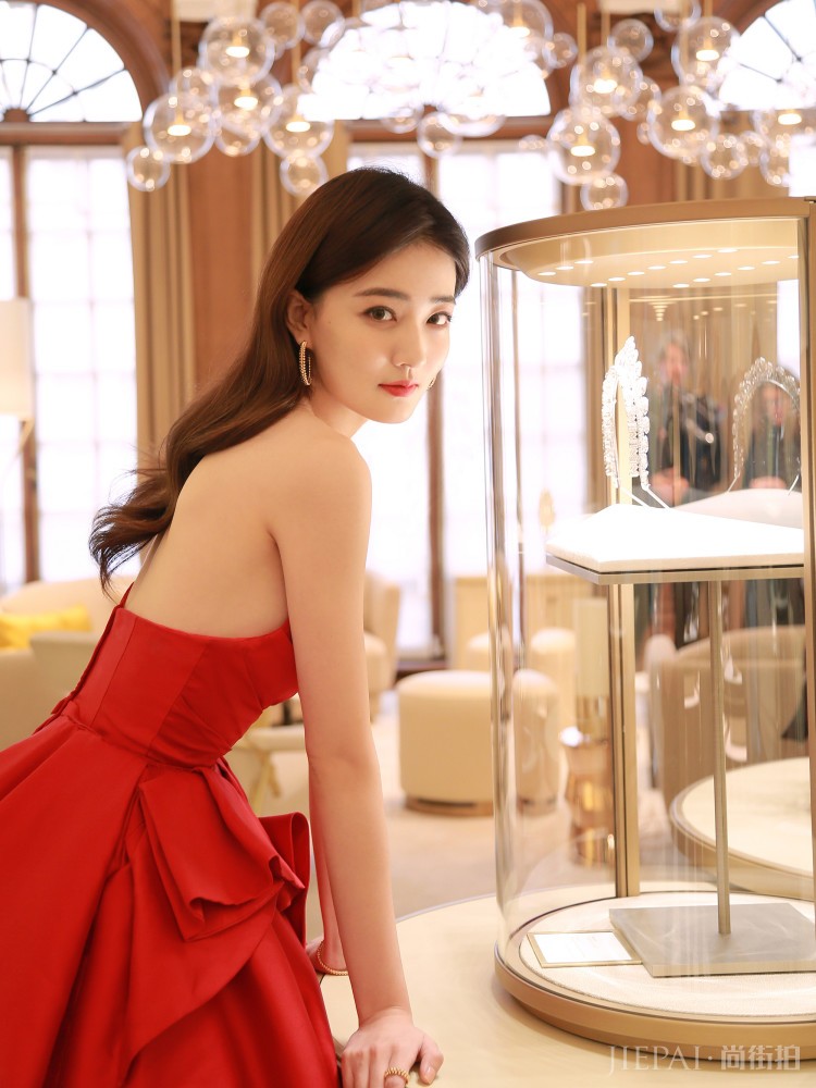 徐璐身穿一袭抹胸礼服，恋爱后越发性感！