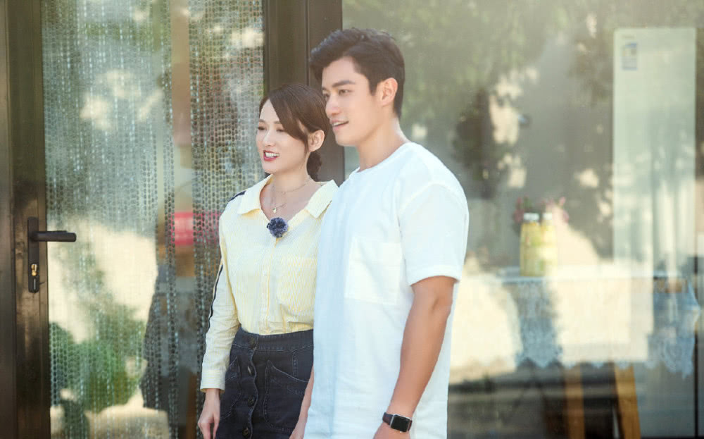 陈乔恩穿黄色衬衣配短裙,少女感十足