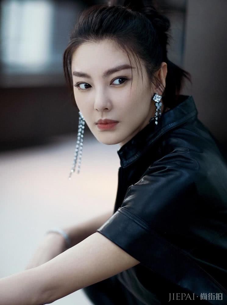 张雨绮马尾辫搭黑色皮质连体衣,帅气十足