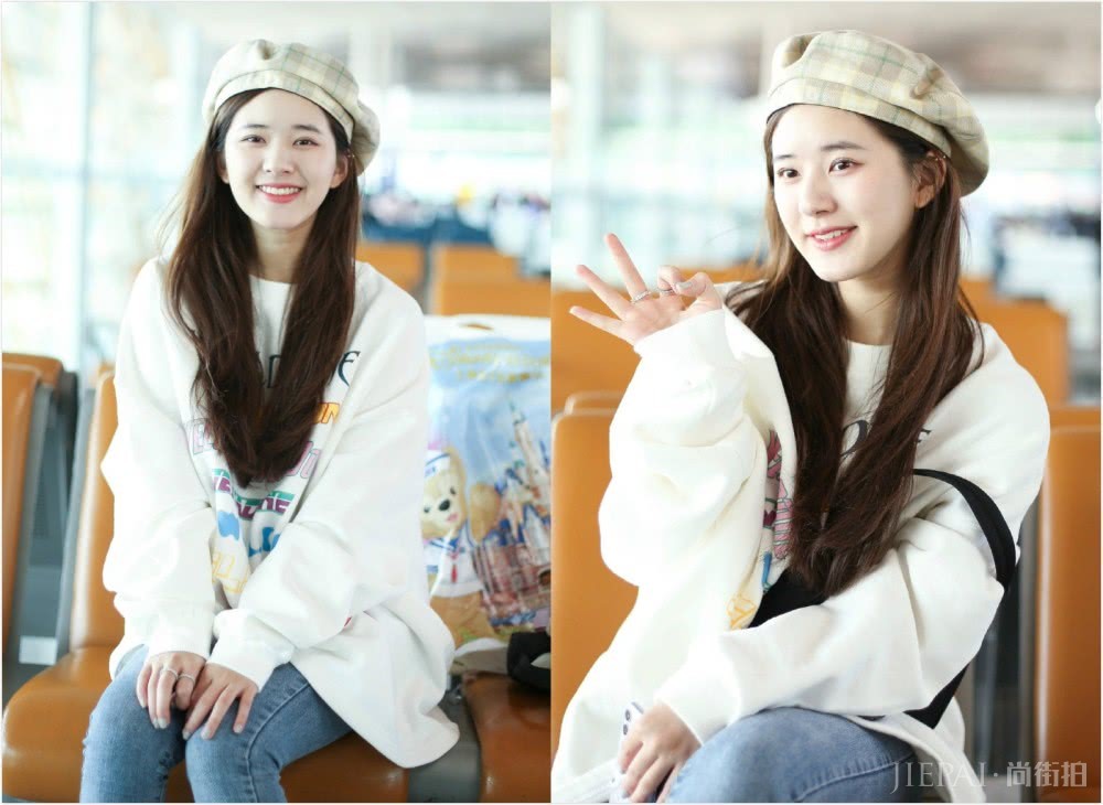 赵露思穿卫衣紧身裤,身材46分却是非常的甜美可人