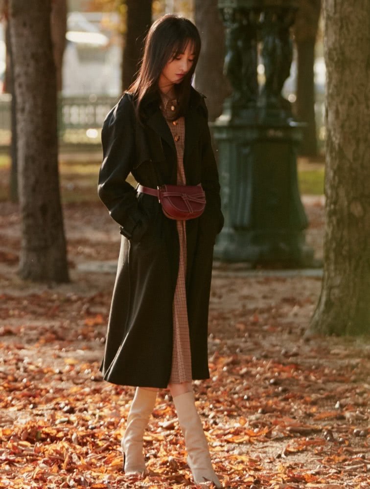 郑爽穿毛衣扎麻花辫,一下美成小精灵