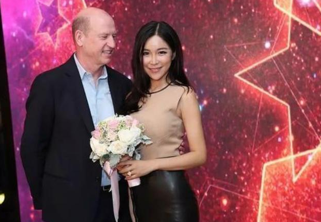 最美女主播周玲安,曾嫁大17岁美国副总,32岁依旧清纯却无人追