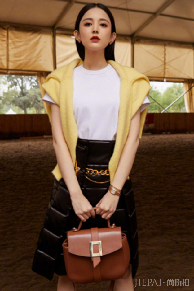 娜扎到底有多白?当她和普通女人同框后:怕是连面粉都比不上!