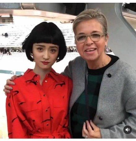 中国女星时装周外媒图：娜扎起痘痘，热巴像孕妇，她成全场最佳