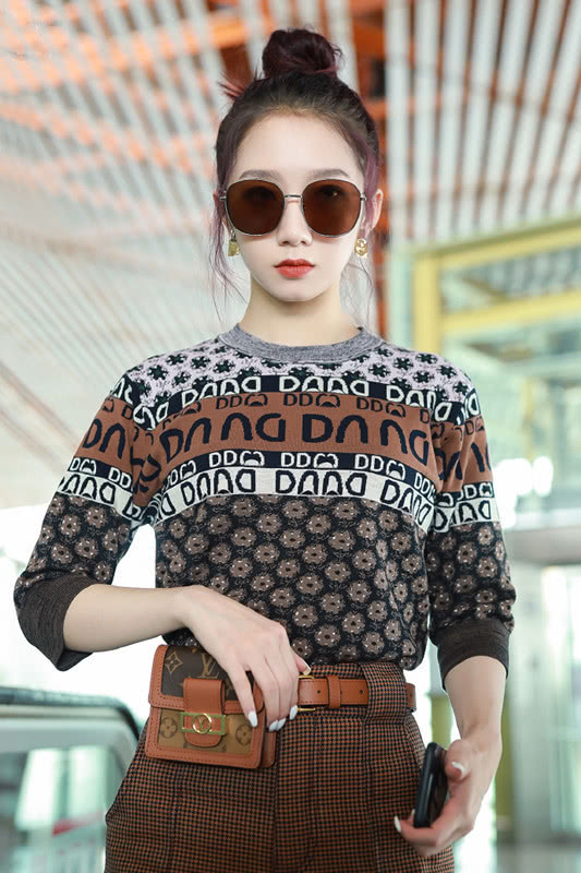 孟美岐穿咖啡色工装裤搭小皮鞋，看完大秀更时髦了！