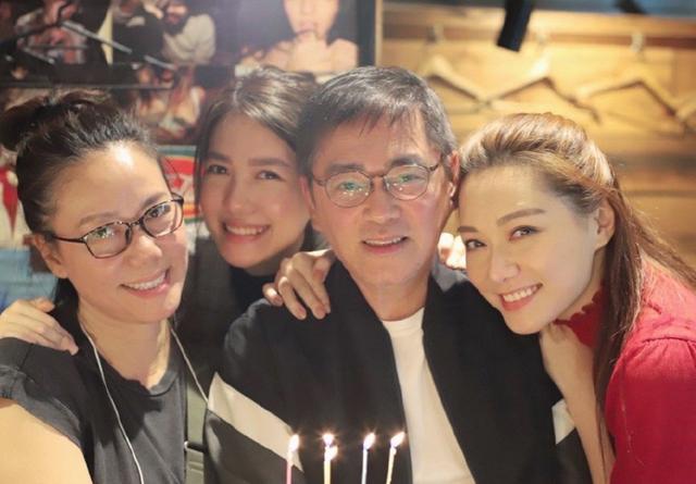 比弟弟汤镇业帅气却不曾大红 63岁依旧儒雅 两个女儿貌美如花