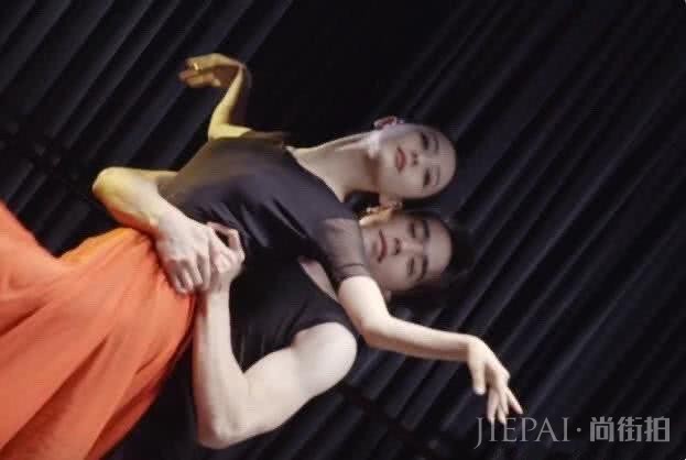 佟丽娅跳舞再现“巴掌腰”，紧身T恤配橘色半裙，58CM腰围不虚