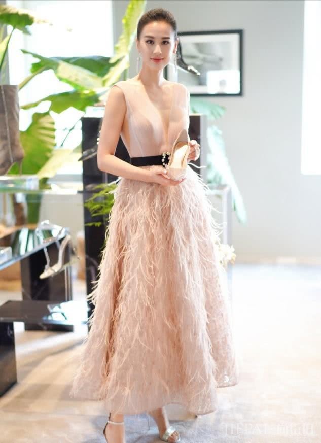 黄圣依颜值高身材好还会穿,36岁穿搭依旧像少女