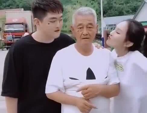 赵本山62岁生日有点冷,上百爱徒全噤声,女儿通过粉丝会送祝福